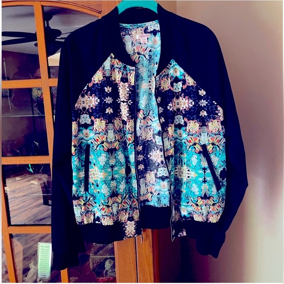 Xhilaration Jackets & Blazers - XL Floral bomber jacket. Very lightweight w pockets. Elastic cuffs & waist. EUC